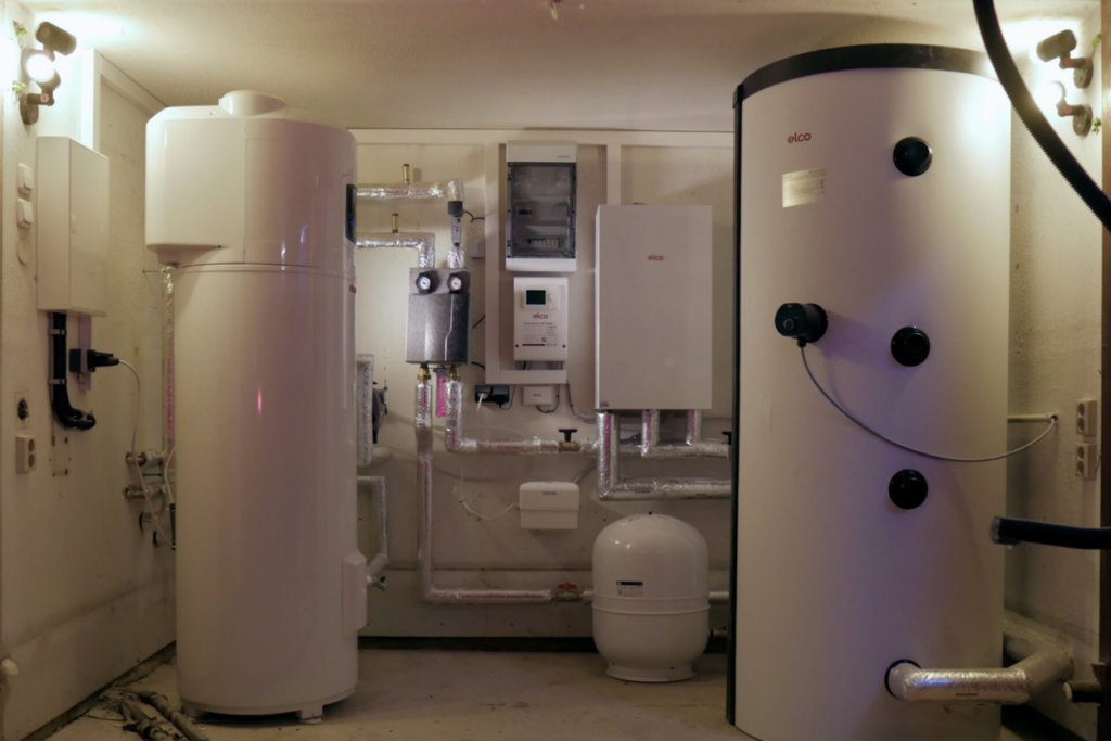 Ein Kellerraum mit Heizungsinstallation