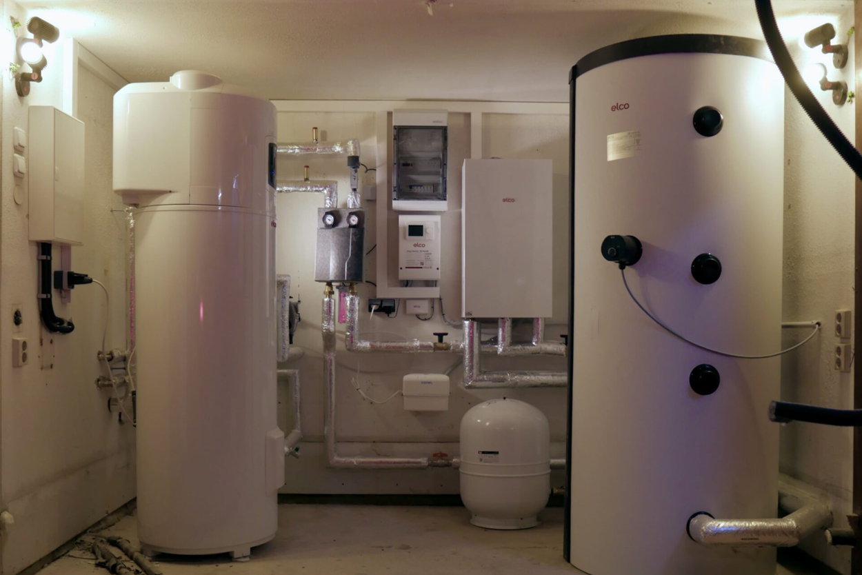 Ein Kellerraum mit Heizungsinstallation
